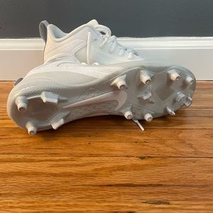 Nike lacrosse women’s cleats size 7 brand new- worn 1 time.
